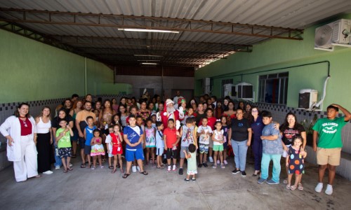 Volta Redonda: Papai Noel visita crianças com autismo atendidas pelo projeto Laço Azul